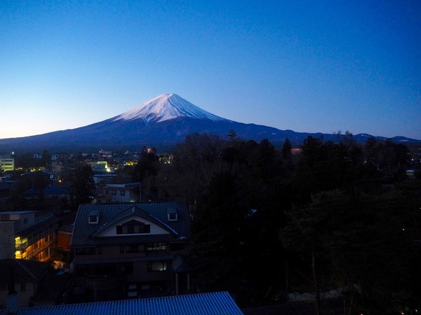 富士山山顶仍未见积雪 创最迟出现雪冠纪录