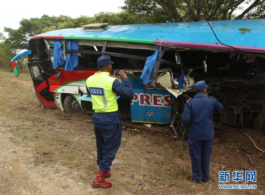 津巴布韦客车与油罐车相撞造成至少7人死亡