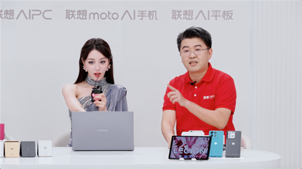 热巴空降直播间 联想moto razr 50白色恋人、联想moto g75等AI新品亮相