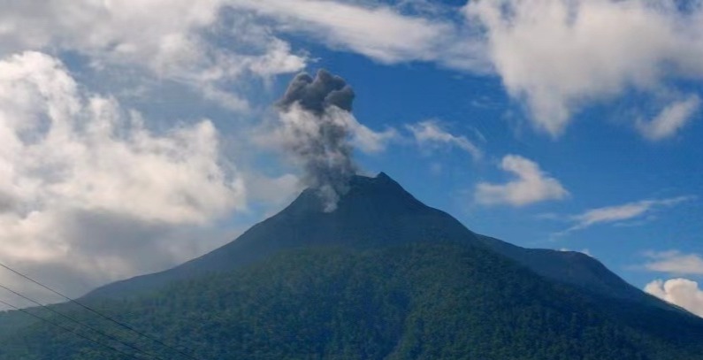 印尼勒沃托比火山喷发致一房屋倒塌 6人死亡