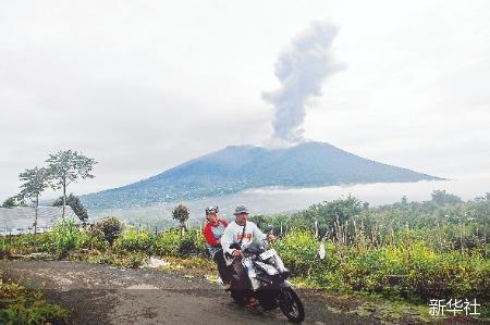 印尼勒沃托比火山喷发已致10人死亡 超万人受影响