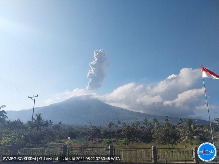 印尼勒沃托比火山喷发已致10人死亡 超万人受影响