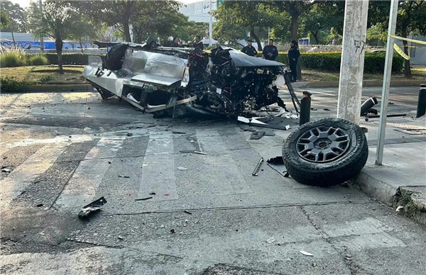 特斯拉Cybertruck遭遇严重事故完全撞变形：车内人员幸存