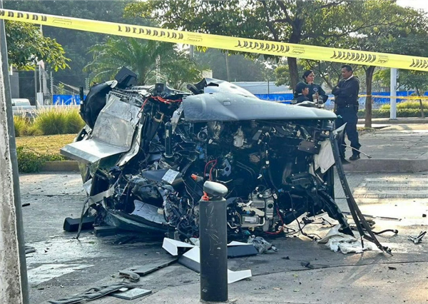 特斯拉Cybertruck遭遇严重事故完全撞变形：车内人员幸存