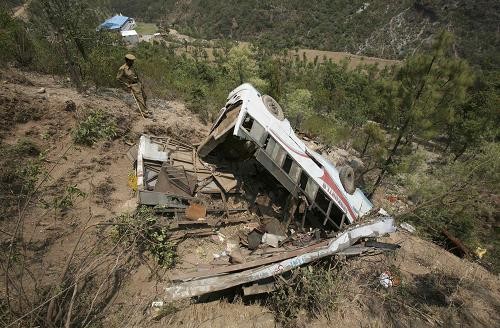 印度一客运大巴坠崖已致36人死亡，该地区客车坠崖事故频发