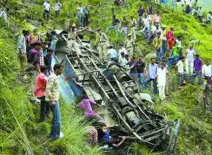 印度北部有客运巴士坠崖 至少36人死亡