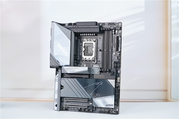 支持9500+内存！技嘉Z890 AORUS MASTER超级雕主板图赏