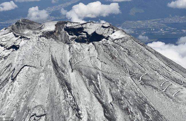 日本甲府地方气象台：富士山山顶附近出现初冠雪