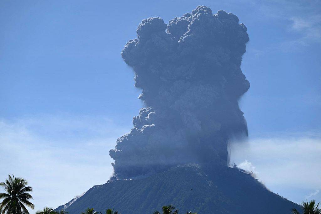 印尼勒沃托比火山喷发，火山灰柱高达5000米