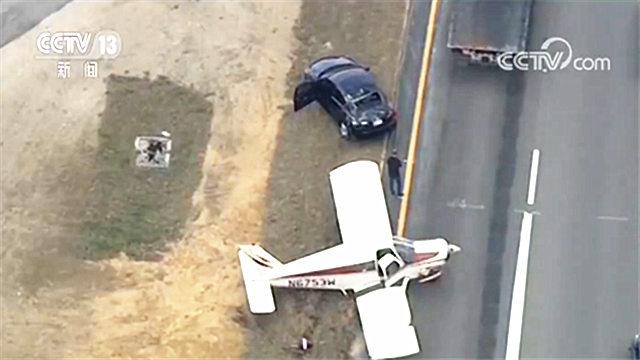 美国亚利桑那州一小飞机撞上汽车 致5人死亡