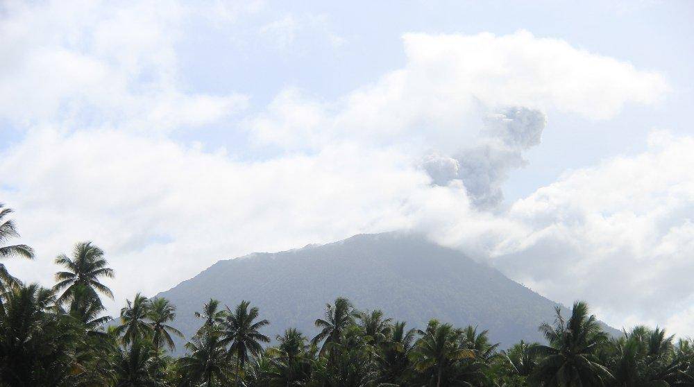 印尼勒沃托比火山喷发 火山灰柱达6000米