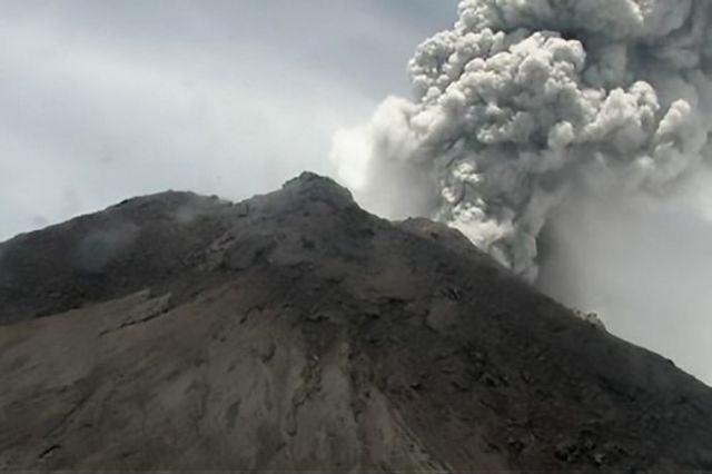 印尼勒沃托比火山喷发 火山灰柱达6000米