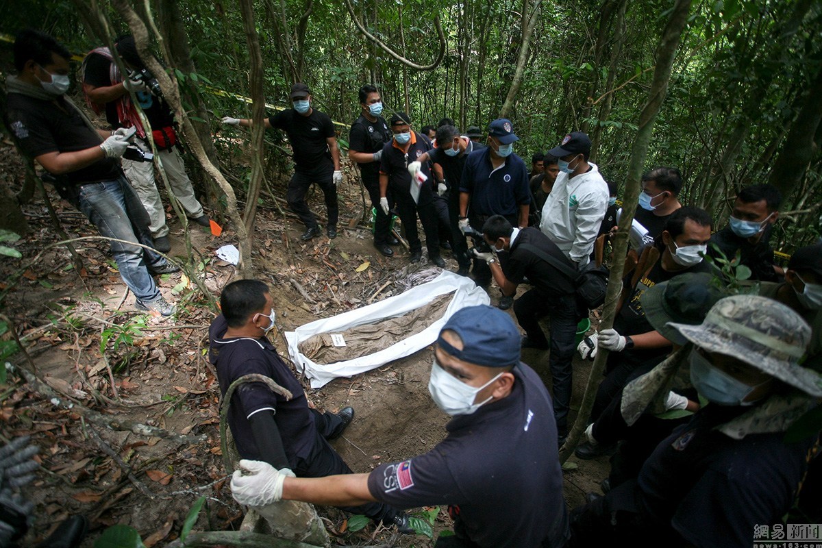 政府于西贡布袋澳对山边非法殡葬採取执管行动