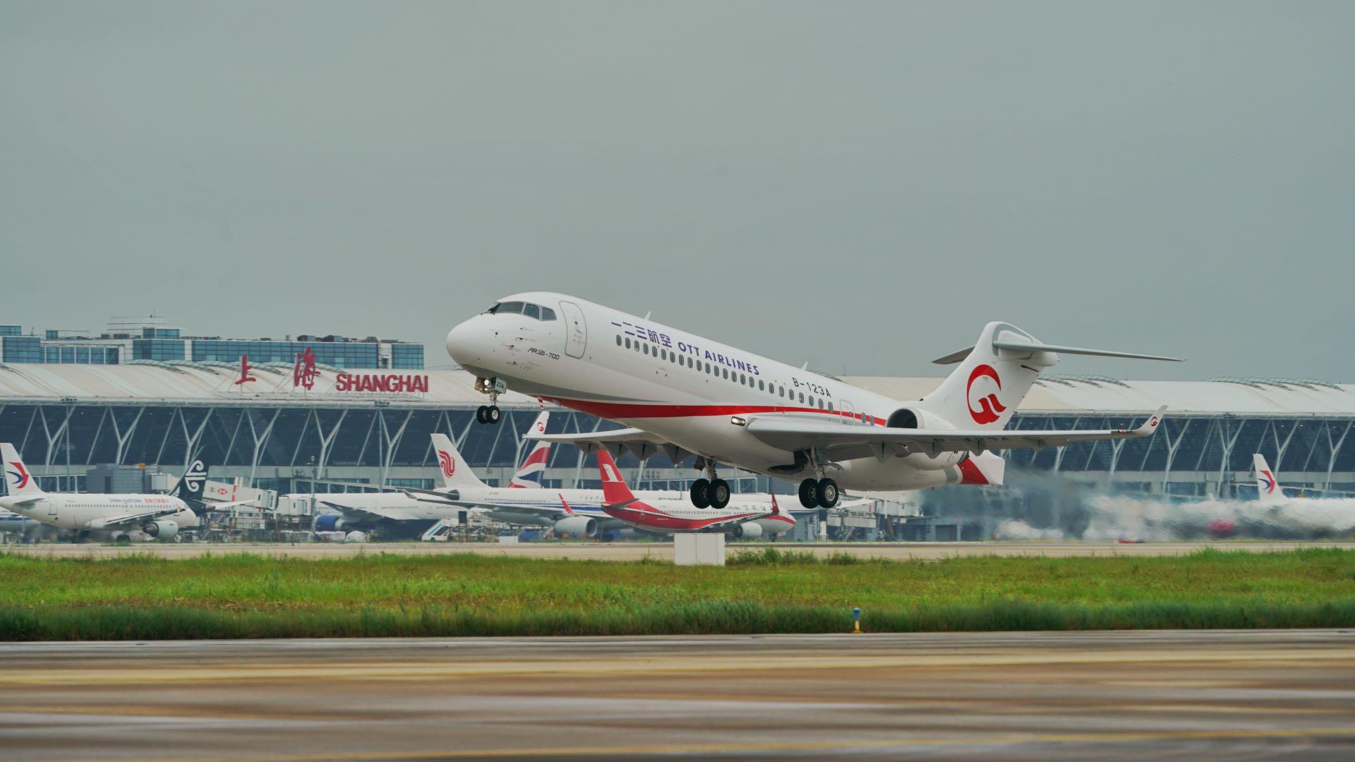 国产飞机同框！C919、ARJ21首次双机并飞