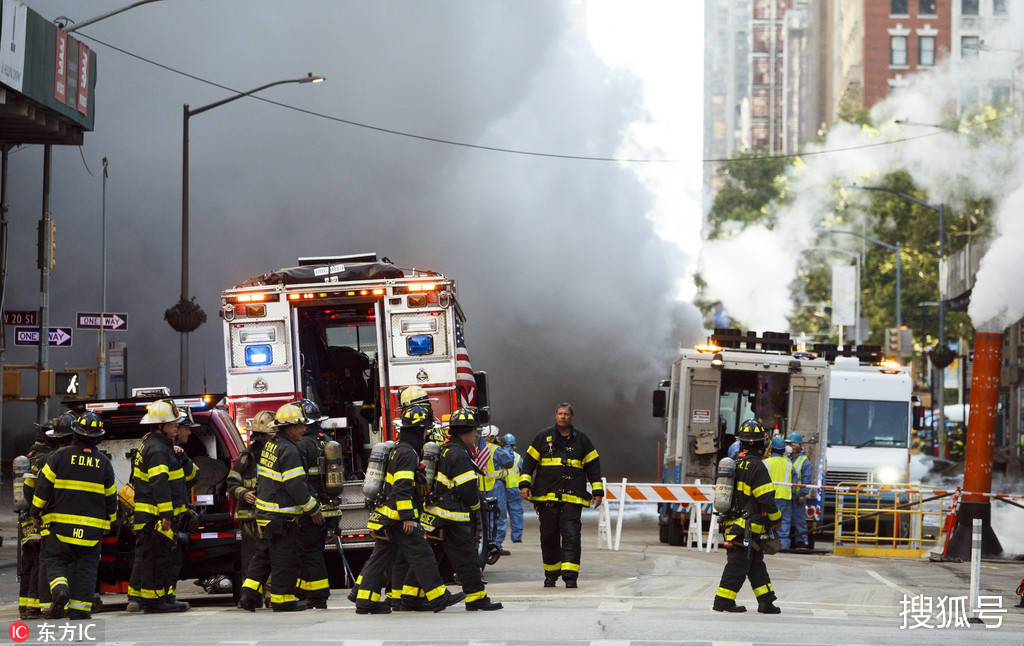 美国纽约一变压器爆炸引发火灾致铁路停运