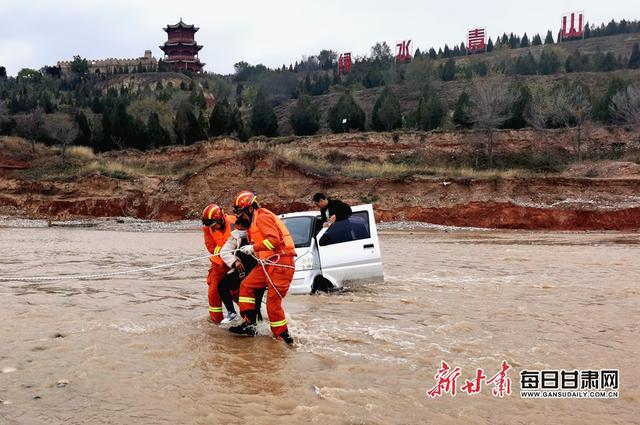 消防处吁市民停止水上活动远离岸边切勿「追风」