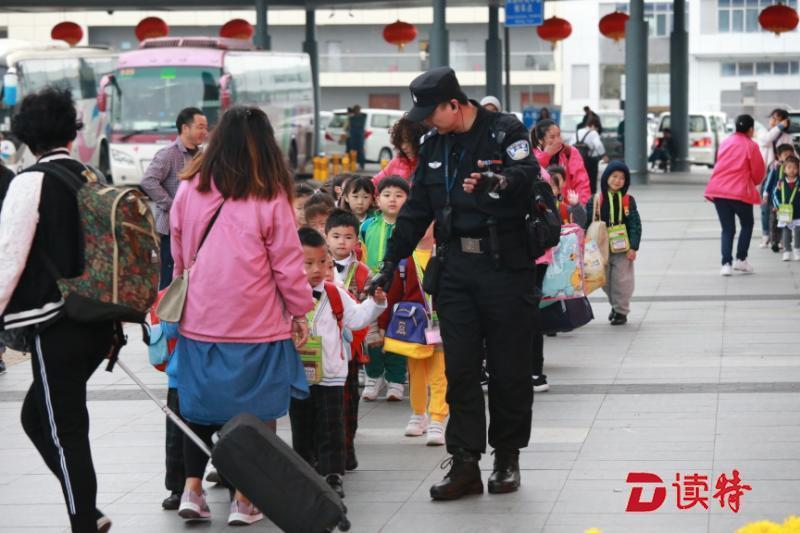 深圳湾口岸及珠海拱北口岸下周三起试点启用免出示证件边检通道