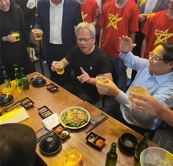 越南总理陪同黄仁勋现身酒吧街：两人互倒啤酒喝