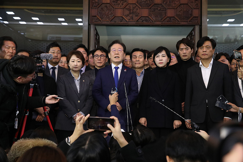 阻二次戒严 韩最大在野党国会守夜