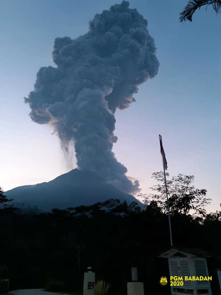 印尼杜科诺火山喷发 火山灰柱高度4800米