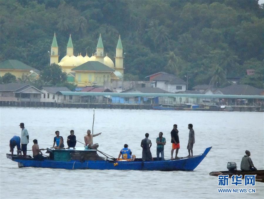 印尼一载有51人船只倾覆 致2人死亡