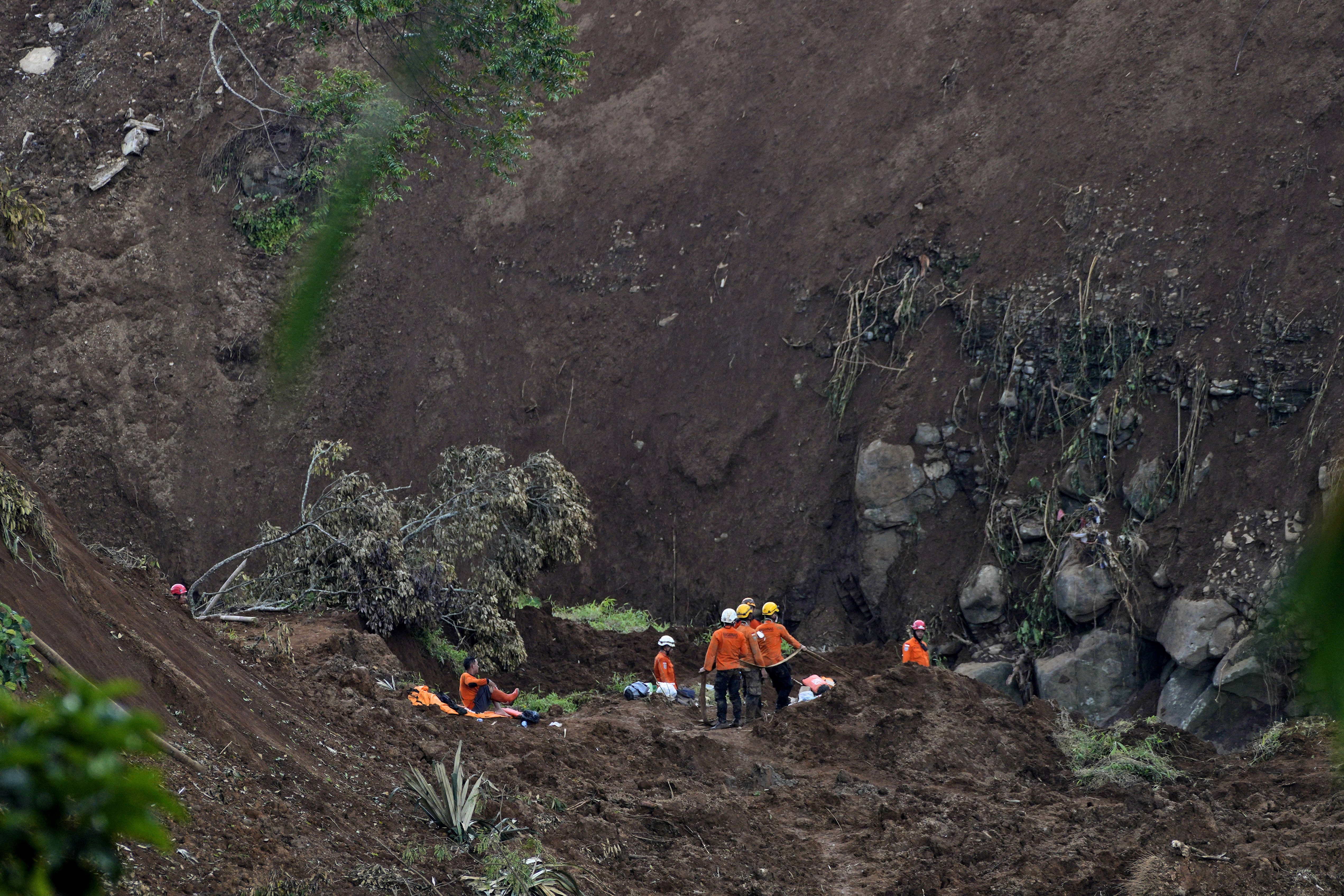 印尼西爪哇省山体滑坡灾害已致10人死亡