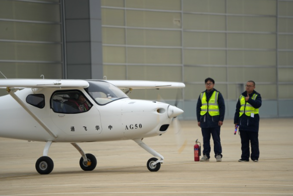 航程达1200公里！“领雁”AG50改进型首飞成功