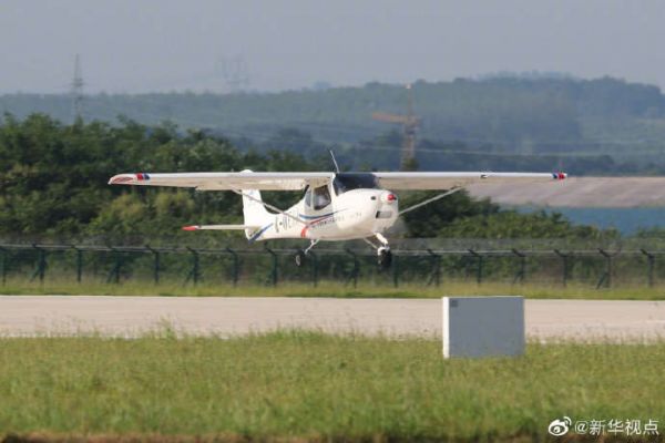 航程达1200公里！“领雁”AG50改进型首飞成功