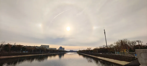 北京天空出现三个太阳：三日凌空！大太阳左右两边各有一个“小太阳”