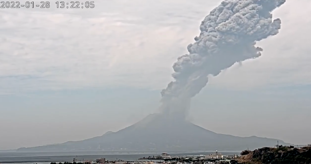 日本樱岛南岳山顶火山口发生喷发，灰柱高度达3400米