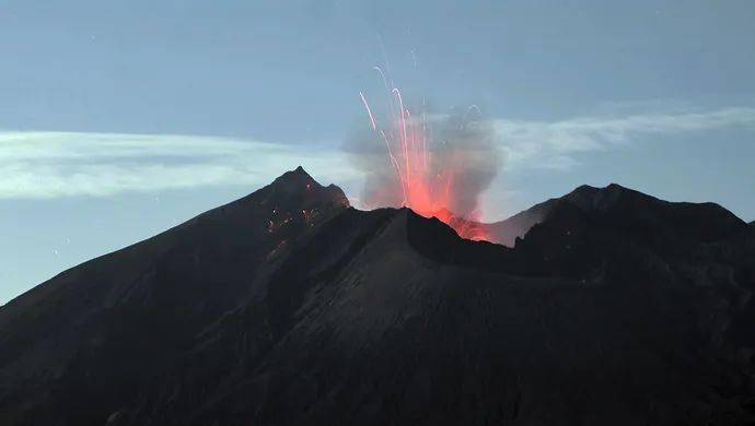 日本樱岛南岳山顶火山口发生喷发，灰柱高度达3400米