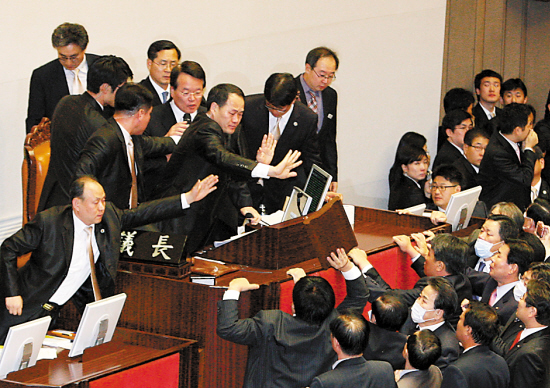 阻二次戒严 韩最大在野党国会守夜