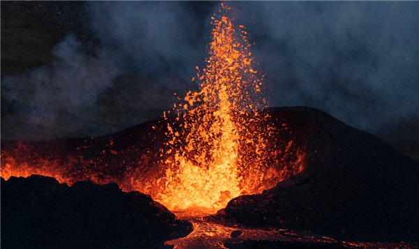 今年已喷40多次 日本樱岛火山再喷发：灰柱高达3400米