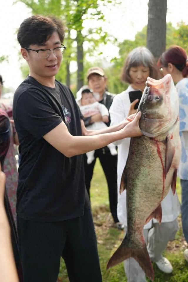 浙大学生玩嗨了 捕捞3000斤鱼免费吃 鱼王足足有45斤