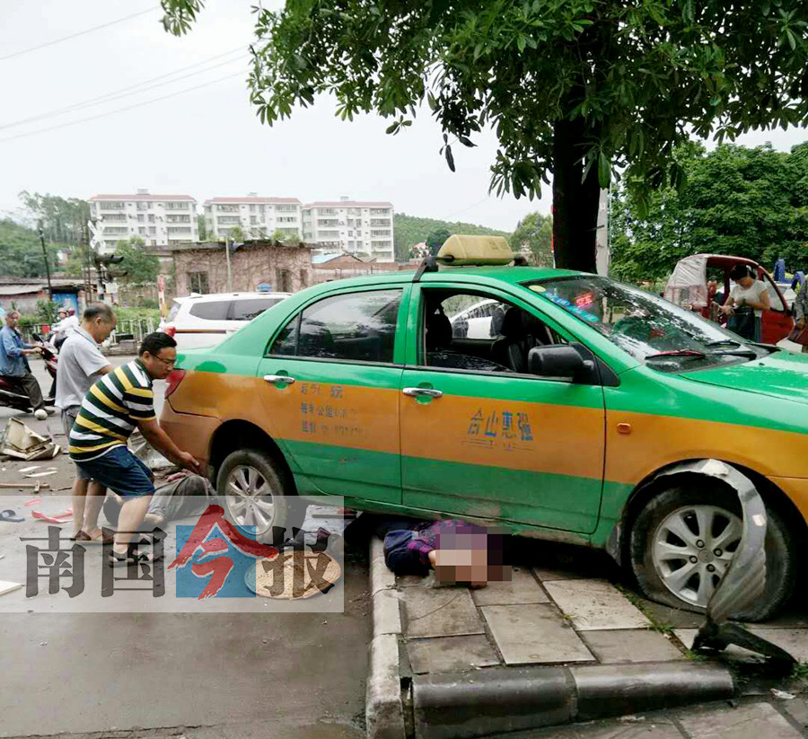 西区4车连环相撞 一名的士司机昏迷送院