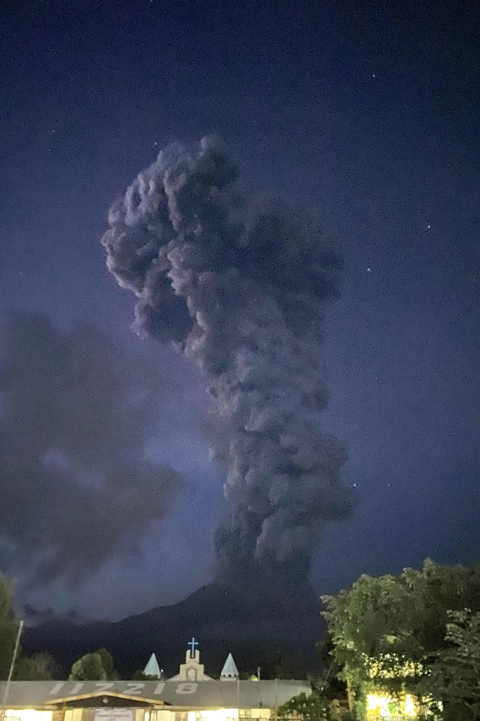 菲律宾坎拉翁火山再次喷发