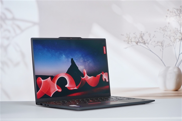 986g极致轻薄！联想ThinkPad X1 Carbon Aura AI 2025图赏